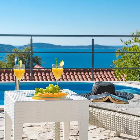 Charming Svagusa With Sea View Feriehus