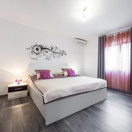 Charming Svagusa With Sea View