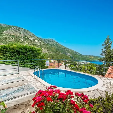 Charming Svagusa With Sea View Feriehus