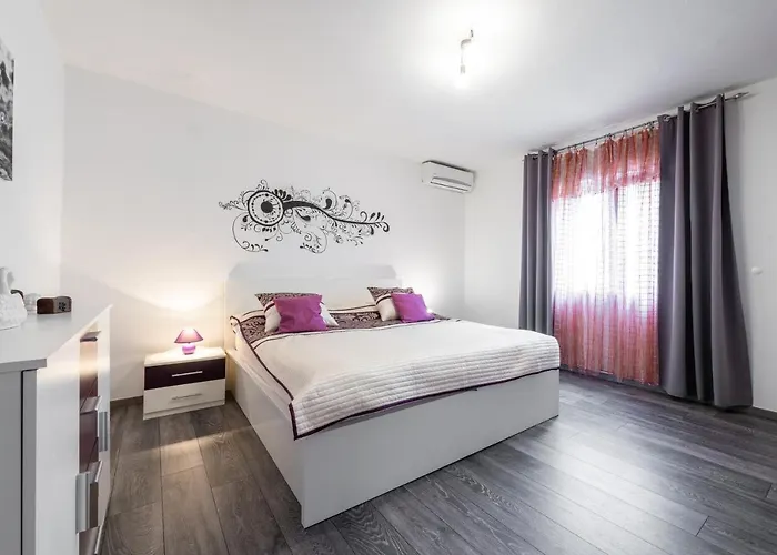 Charming Svagusa With Sea View